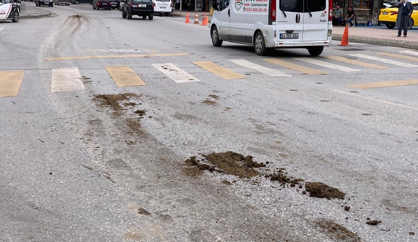 Caddeye gübre döke döke gitti, kokudan durulamadı