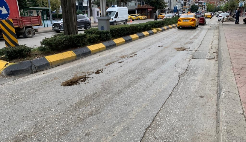 Caddeye gübre döke döke gitti, kokudan durulamadı