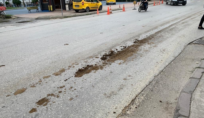 Caddeye gübre döke döke gitti, kokudan durulamadı