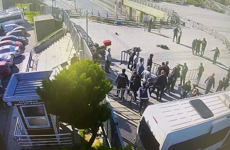 caglayan-adliyesi-onunde-hareketli-anlar-silah-sesleri-yukseldiwhzonzfjnk