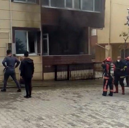 Çakmakla oyun evi kül ediyordu