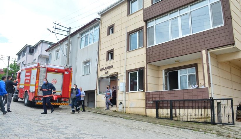 Çakmakla oyun evi kül ediyordu