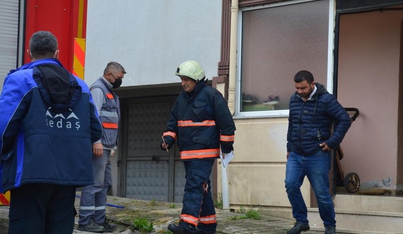 Çakmakla oyun evi kül ediyordu