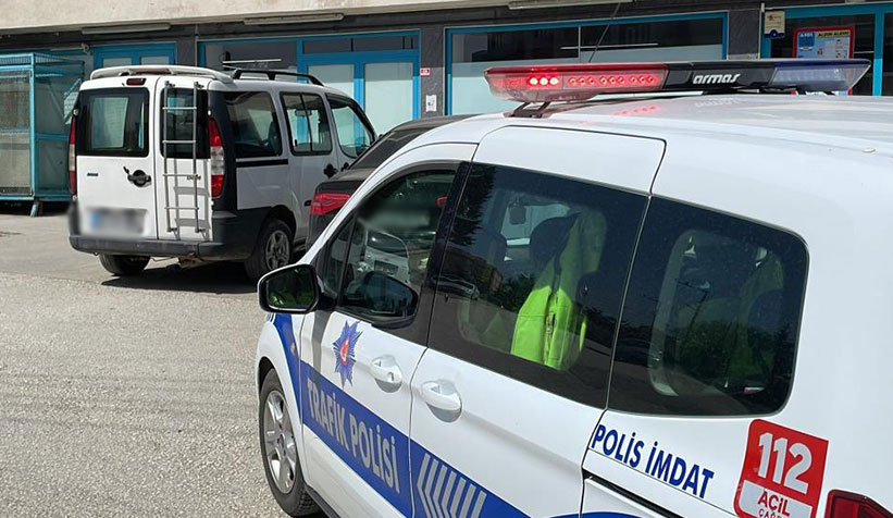 Çaldıkları araba ile gezerken yakalandılar