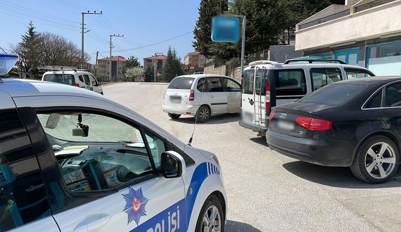 Çaldıkları araba ile gezerken yakalandılar