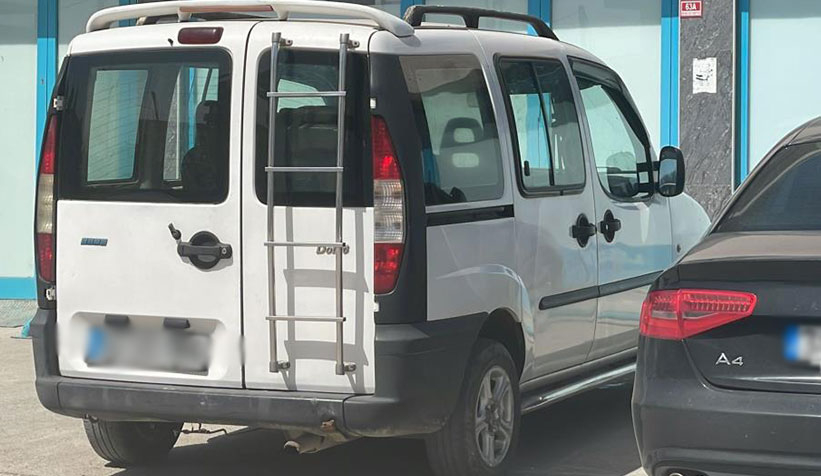 Çaldıkları araba ile gezerken yakalandılar