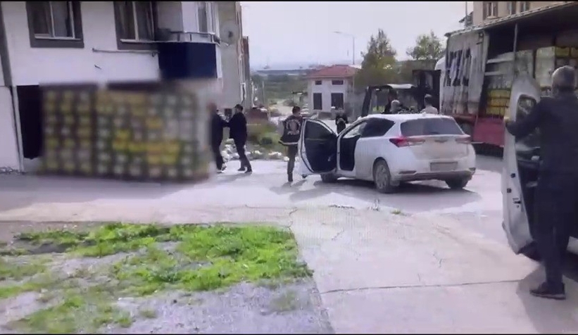 caldiklari-icecekleri-depoya-indirirken-yakalandilarczrwrenvnd