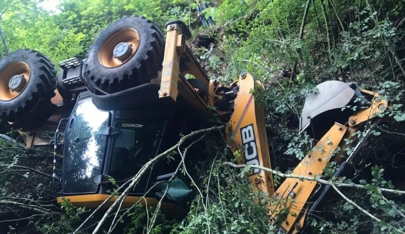 Çamdağı'nda iş makinesi uçuruma uçtu