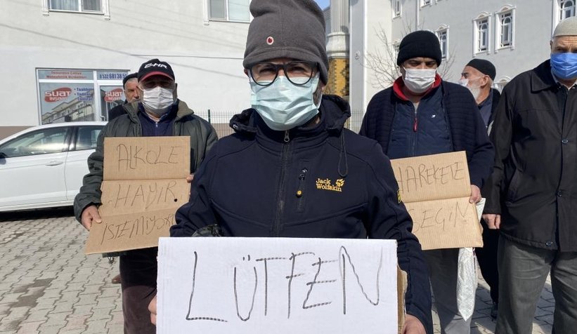 Cami cemaatinden pankartlı protesto