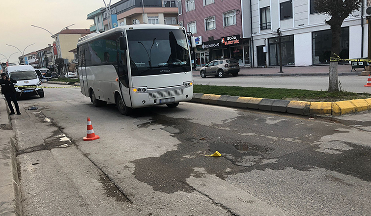 cami-cikisinda-midibusun-carptigi-yasli-adam-agir-yaralandic2q5q24rsl