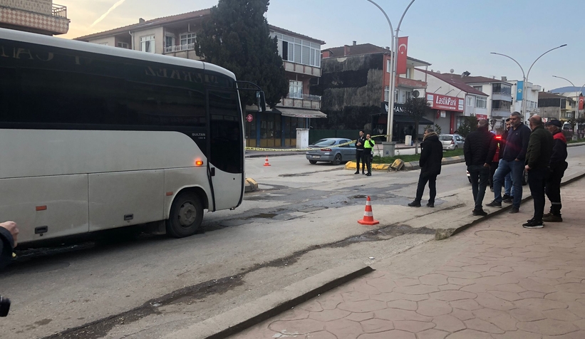 cami-cikisinda-midibusun-carptigi-yasli-adam-agir-yaralandic2q5q24rsl
