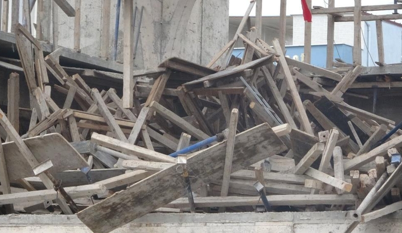 Cami inşaatının iskelesi çöktü: 8 yaralı