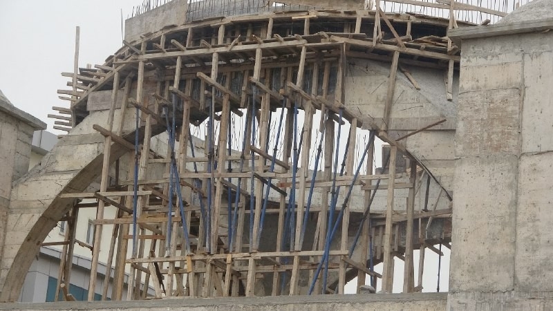 Cami inşaatının iskelesi çöktü: 8 yaralı