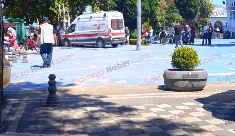 Cami önünde kavga; Yumrukla yere serdi