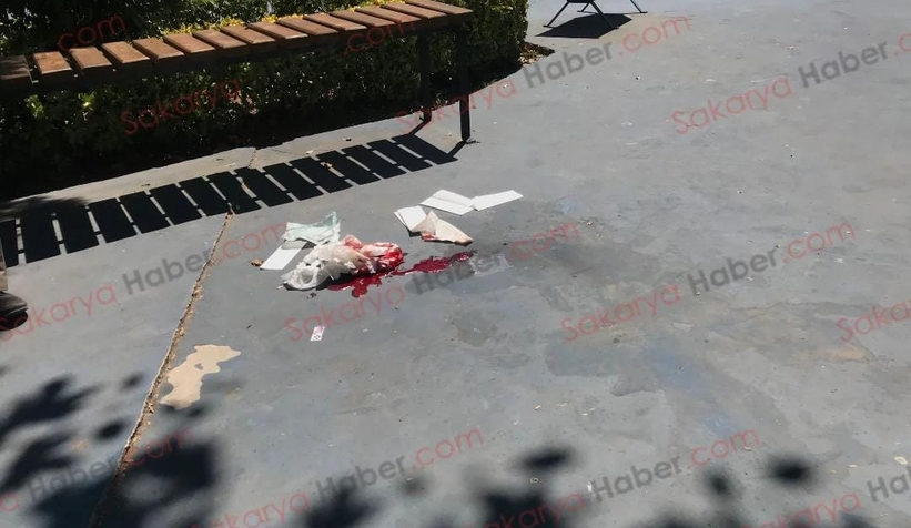 Cami önünde kavga; Yumrukla yere serdi