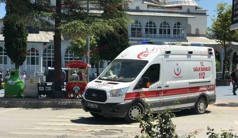 Cami önünde kavga; Yumrukla yere serdi