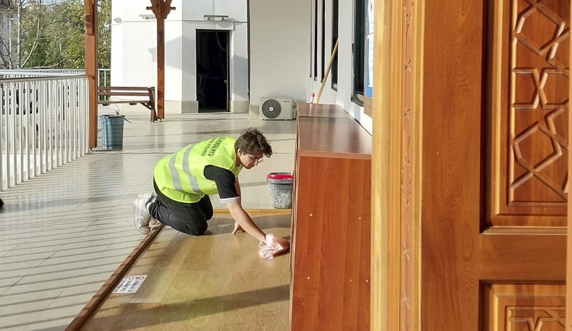 Cami temizleyip huzurevi sakinlerinin yüzlerini güldürdüler