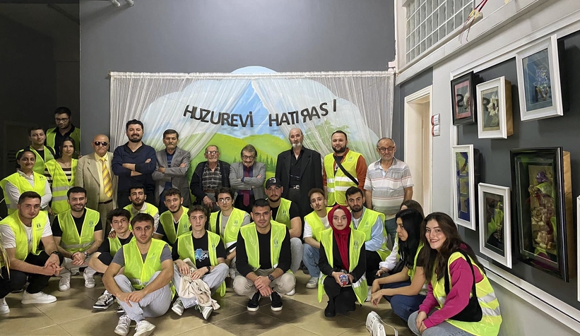 Cami temizleyip huzurevi sakinlerinin yüzlerini güldürdüler