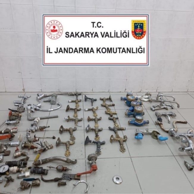 camilerin-musluklarini-caliyorlardi-jandarma-paketledib243dvzty0