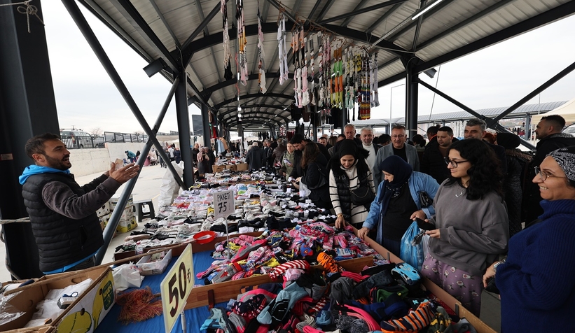 camili-karaman-pazar-yeri-nde-giyim-ve-kumas-pazari-acildimfmrewltaw