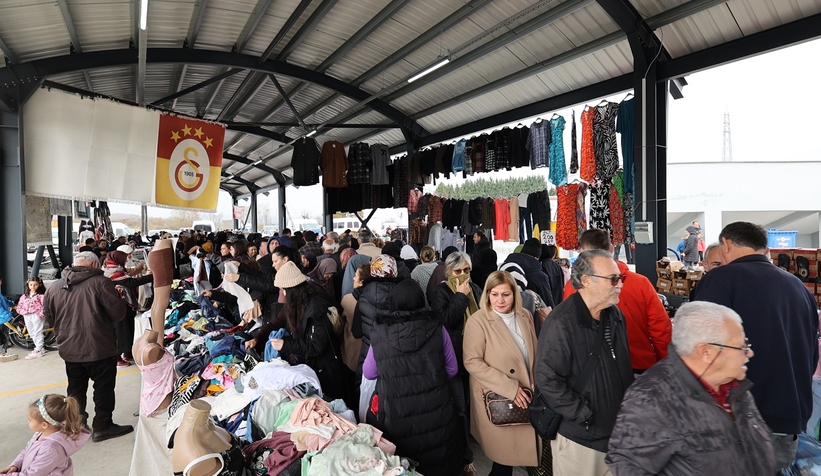 camili-karaman-pazar-yeri-nde-giyim-ve-kumas-pazari-acildimfmrewltaw