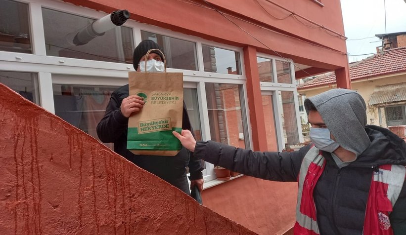 Camili ve Şeker Mahalle'de 5 bin maske dağıtıldı