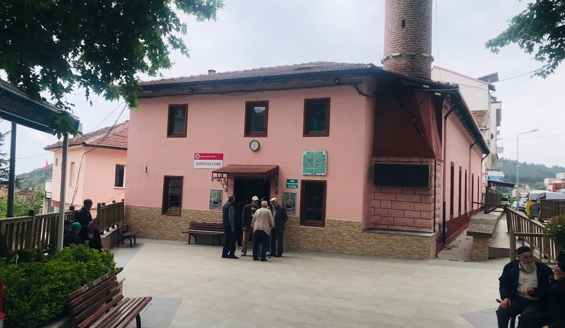 caminin-sadaka-kutusunu-caldilarvmzxzvd1ef