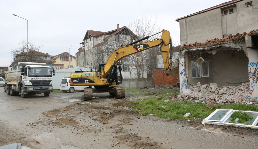  Can ve mal güvenliğini tehlikeye atan metruk bina yıkıldı
