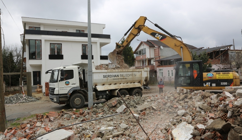  Can ve mal güvenliğini tehlikeye atan metruk bina yıkıldı