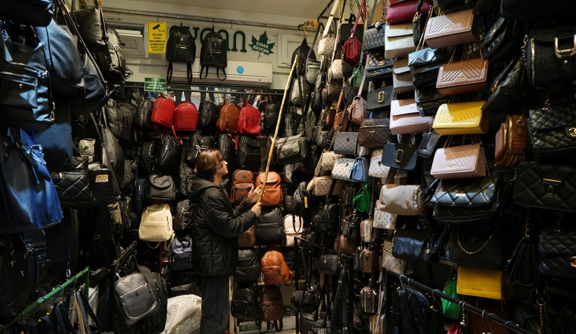 Çanta çalan yaşlı kadın kameraya yakalandı