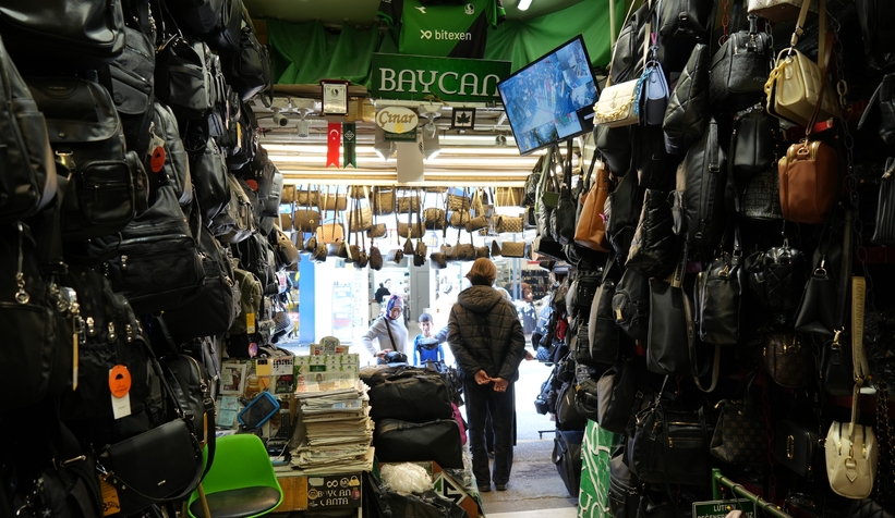 Çanta çalan yaşlı kadın kameraya yakalandı