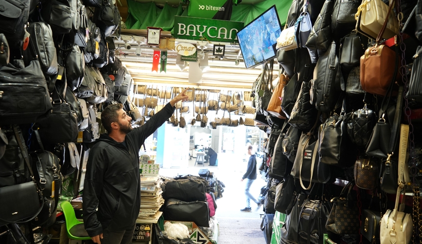 Çanta çalan yaşlı kadın kameraya yakalandı