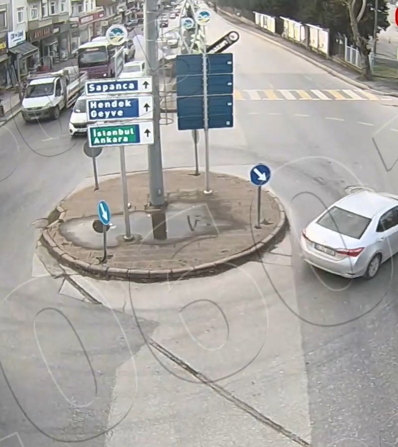 Çark caddesi kavşağında otomobile çarpıp böyle kaçtı!