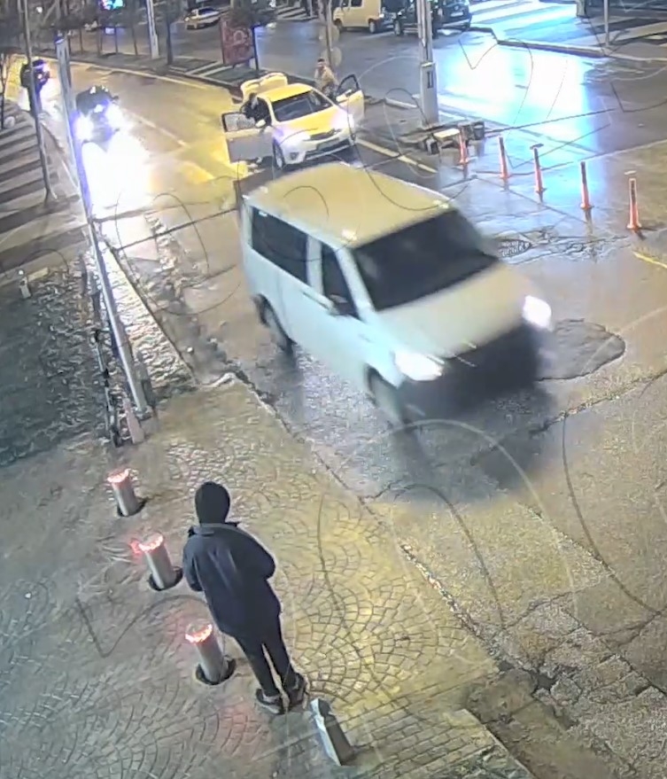 Çark caddesi kavşağında otomobile çarpıp böyle kaçtı!