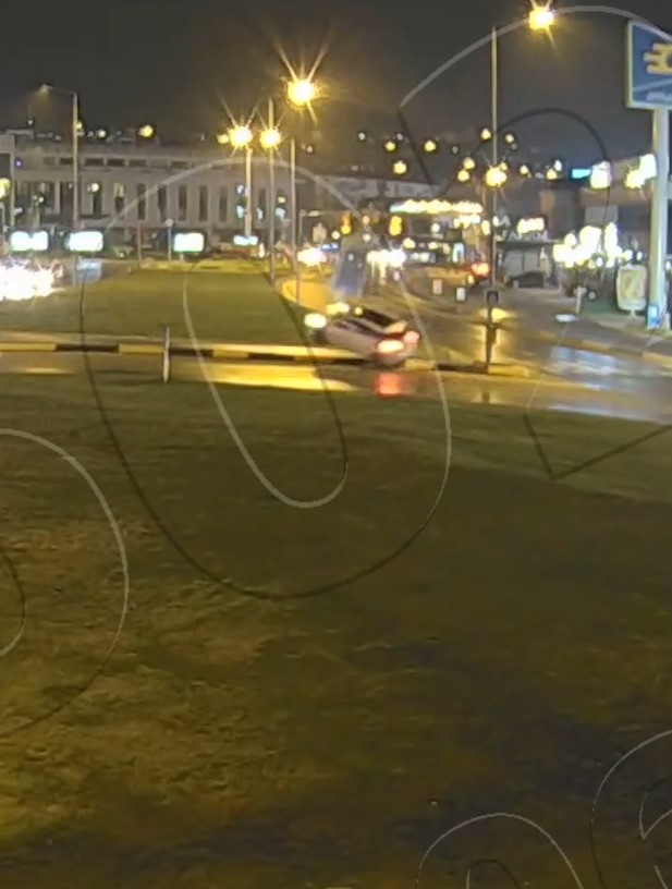 Çark caddesi kavşağında otomobile çarpıp böyle kaçtı!