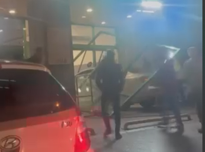 Çark Caddesi'nde otomobil markete girdi