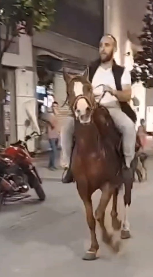 cark-caddesi-nde-saskina-ceviren-olay-atla-dolastirxdrq0pkuu