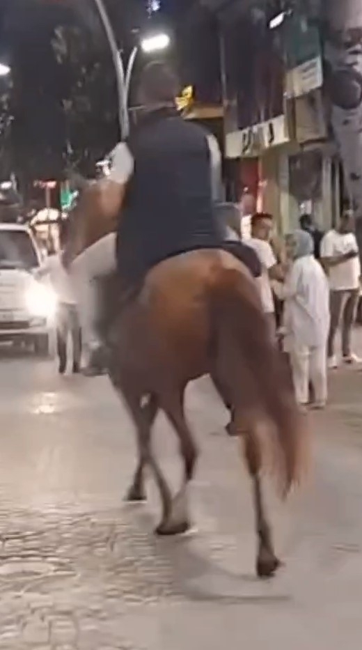 cark-caddesi-nde-saskina-ceviren-olay-atla-dolastirxdrq0pkuu