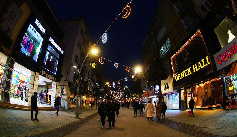 cark-caddesi-ozel-tasarimli-isiklandirmalarla-suslediwgpsath3m0