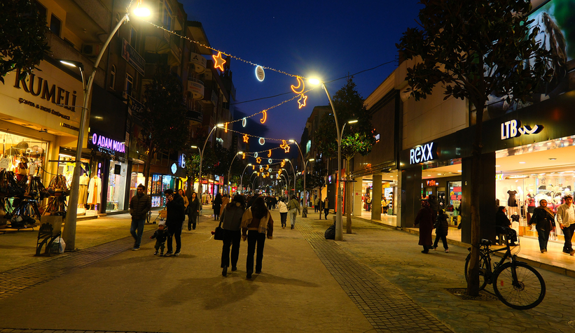 cark-caddesi-ozel-tasarimli-isiklandirmalarla-suslediwgpsath3m0