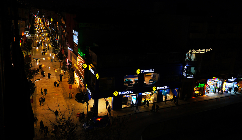 cark-caddesi-ozel-tasarimli-isiklandirmalarla-suslediwgpsath3m0