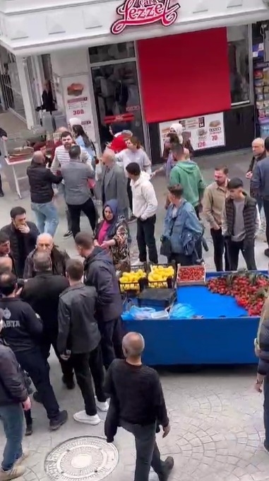cark-caddesinde-gerginlik-zabita-el-koyduwe5aqxhjnl