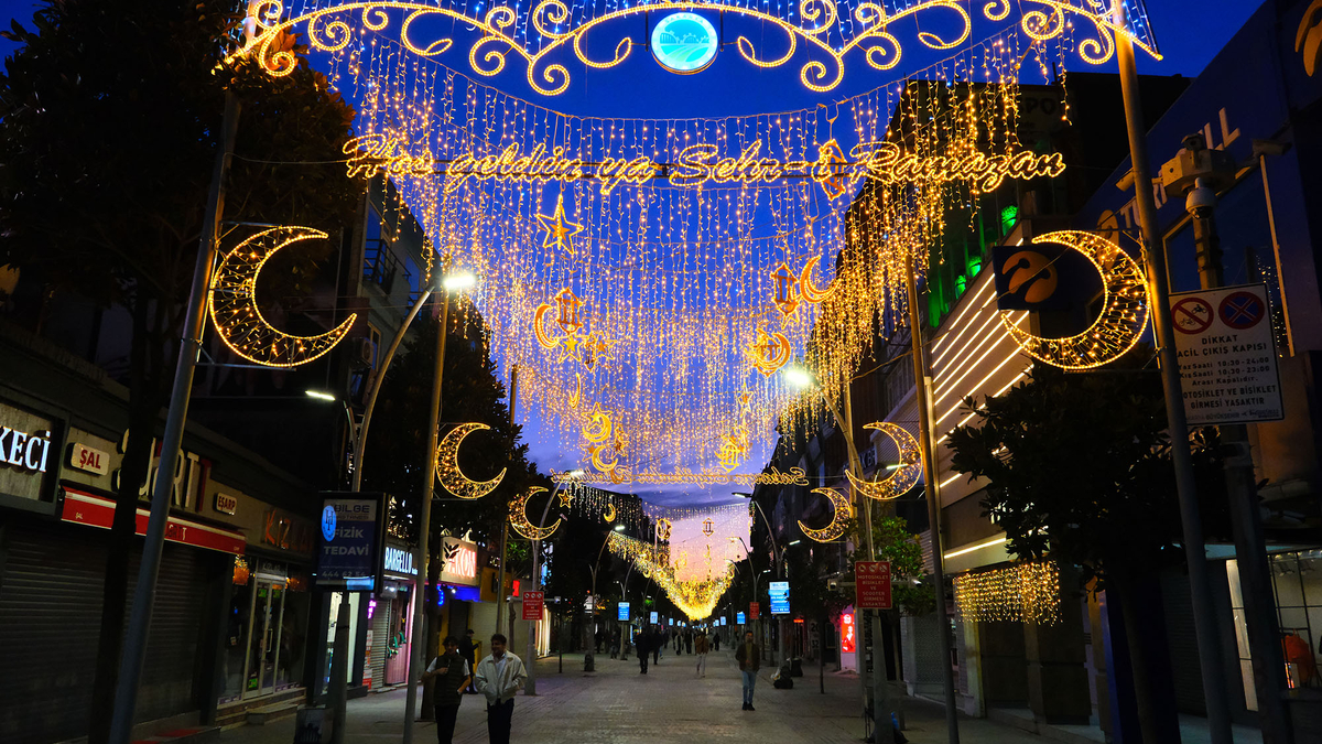 Çark Caddesi’nde Ramazan'da özel tasarım süsleme