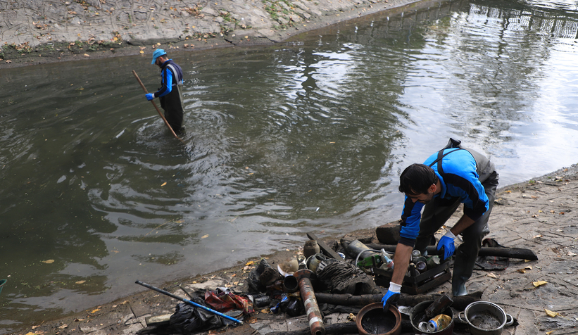 Çark Deresi’nin içine atılan çöpler toplandı