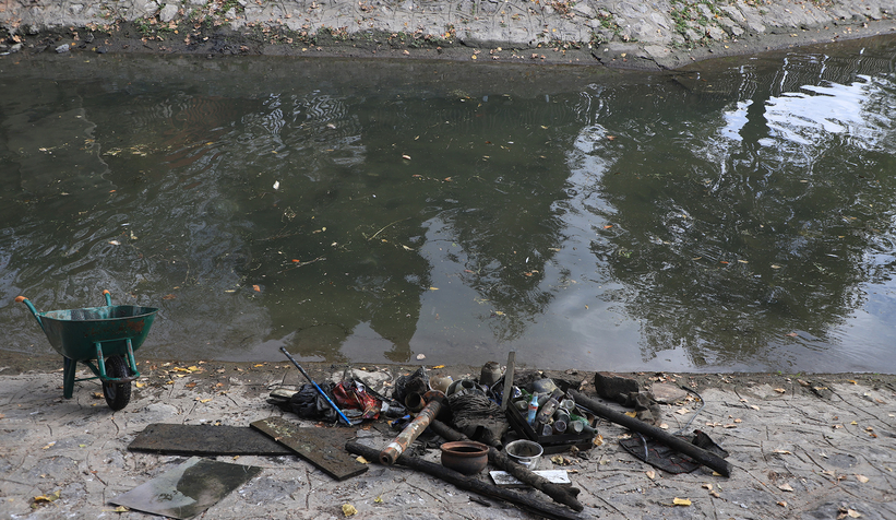 Çark Deresi’nin içine atılan çöpler toplandı