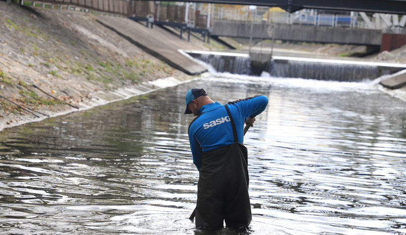Çark Deresi’nin içine atılan çöpler toplandı