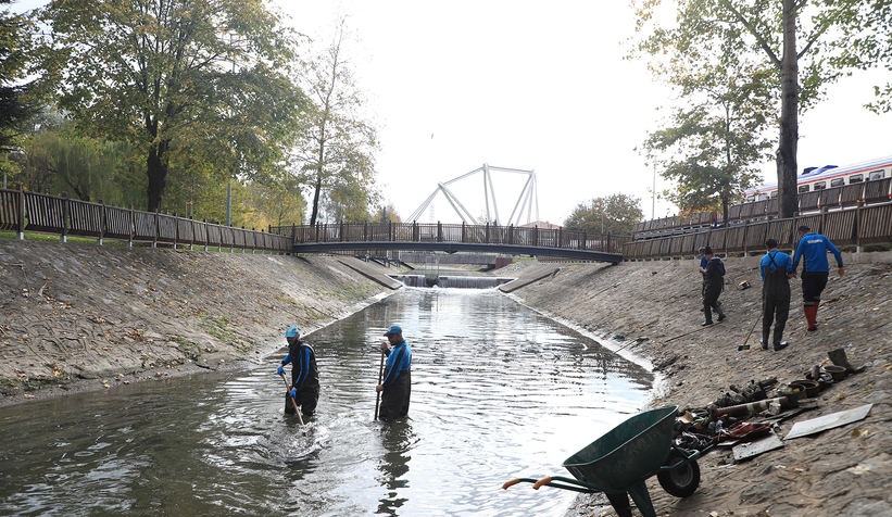 Çark Deresi’nin içine atılan çöpler toplandı