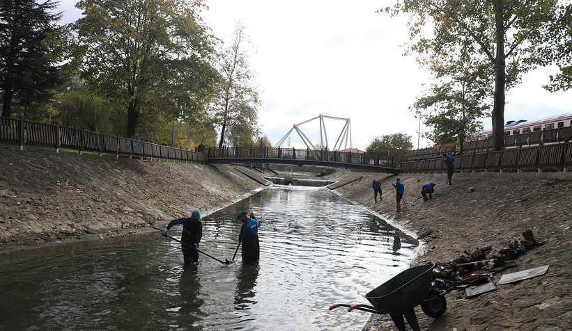 Çark Deresi’nin içine atılan çöpler toplandı