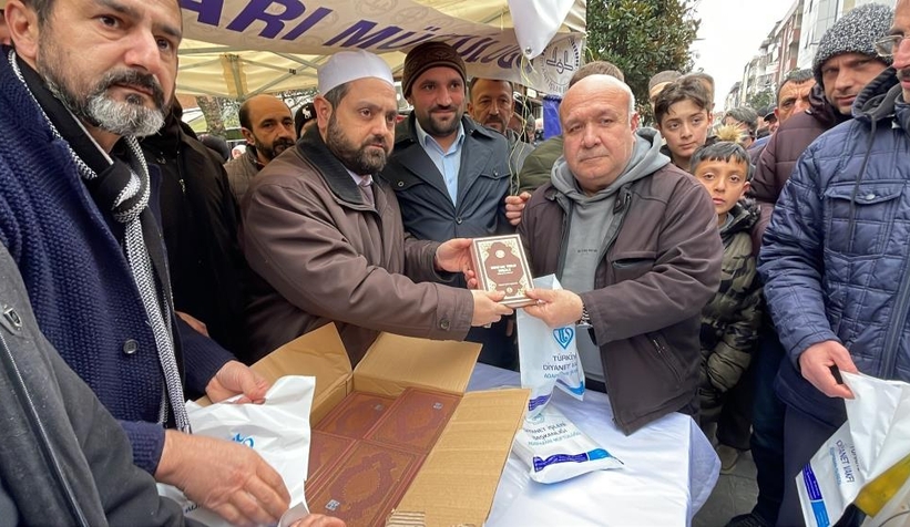Çark'ta 500 Kur'an-ı Kerim dağıttılar