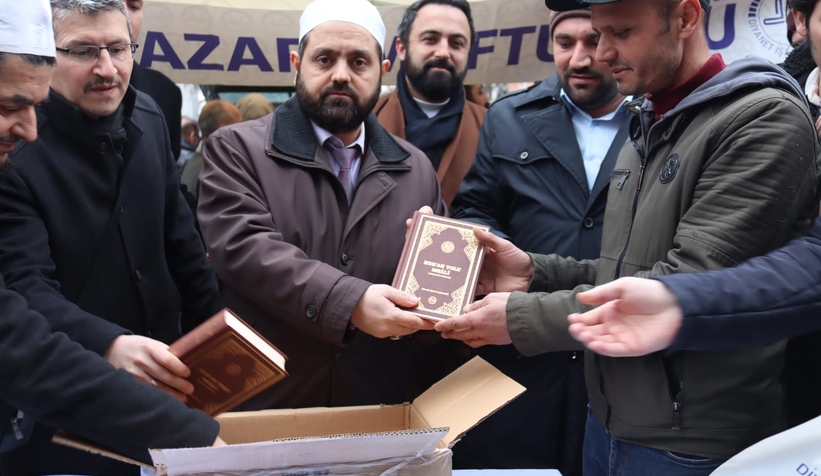 Çark'ta 500 Kur'an-ı Kerim dağıttılar